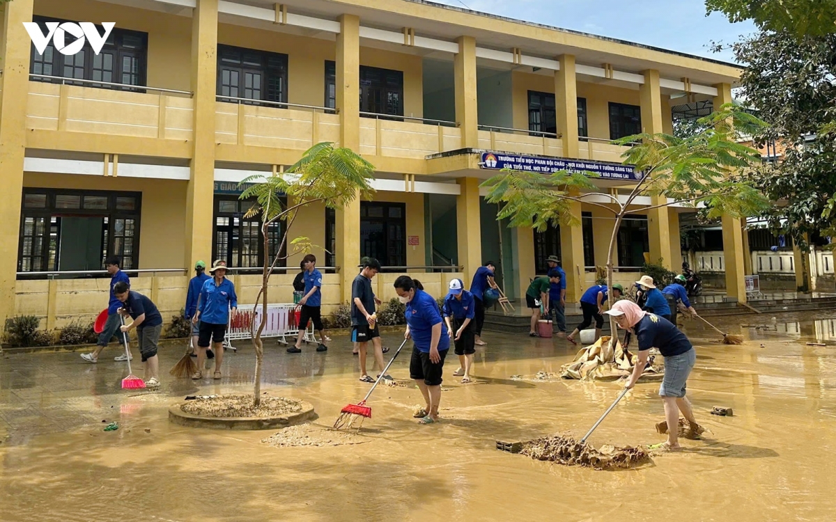 thanh nien, sinh vien ho tro nguoi dan khac phuc hau qua lu lut tai Da nang hinh anh 1