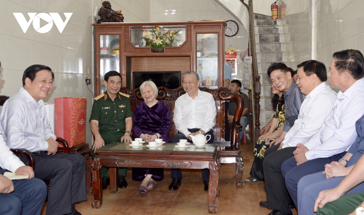 tổng bí thư tô lâm dâng hương tưởng nhớ chủ tịch hồ chí minh tại nghệ an hình ảnh 3 tong bi thu to lam dang huong tuong nho chu tich ho chi minh tai nghe an hinh anh 3