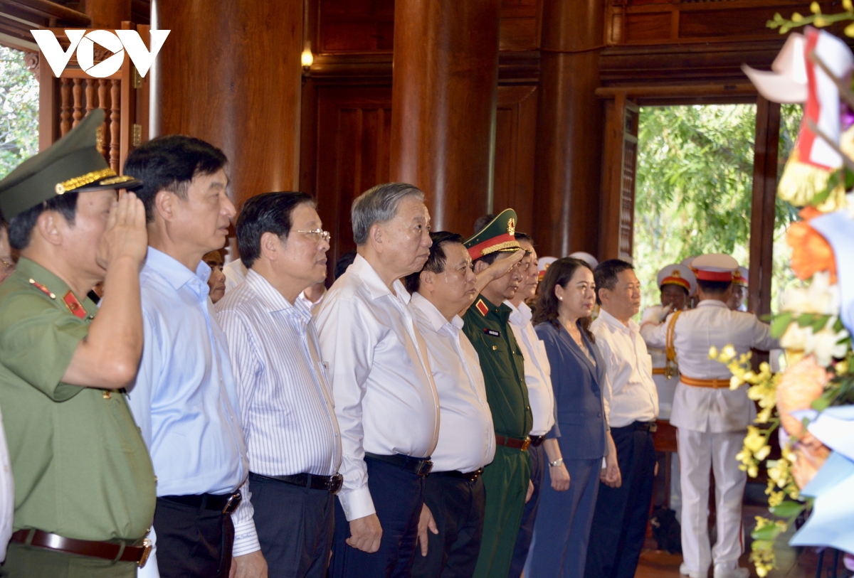 tổng bí thư tô lâm dâng hương tưởng nhớ chủ tịch hồ chí minh tại nghệ an hình ảnh 2 tong bi thu to lam dang huong tuong nho chu tich ho chi minh tai nghe an hinh anh 2