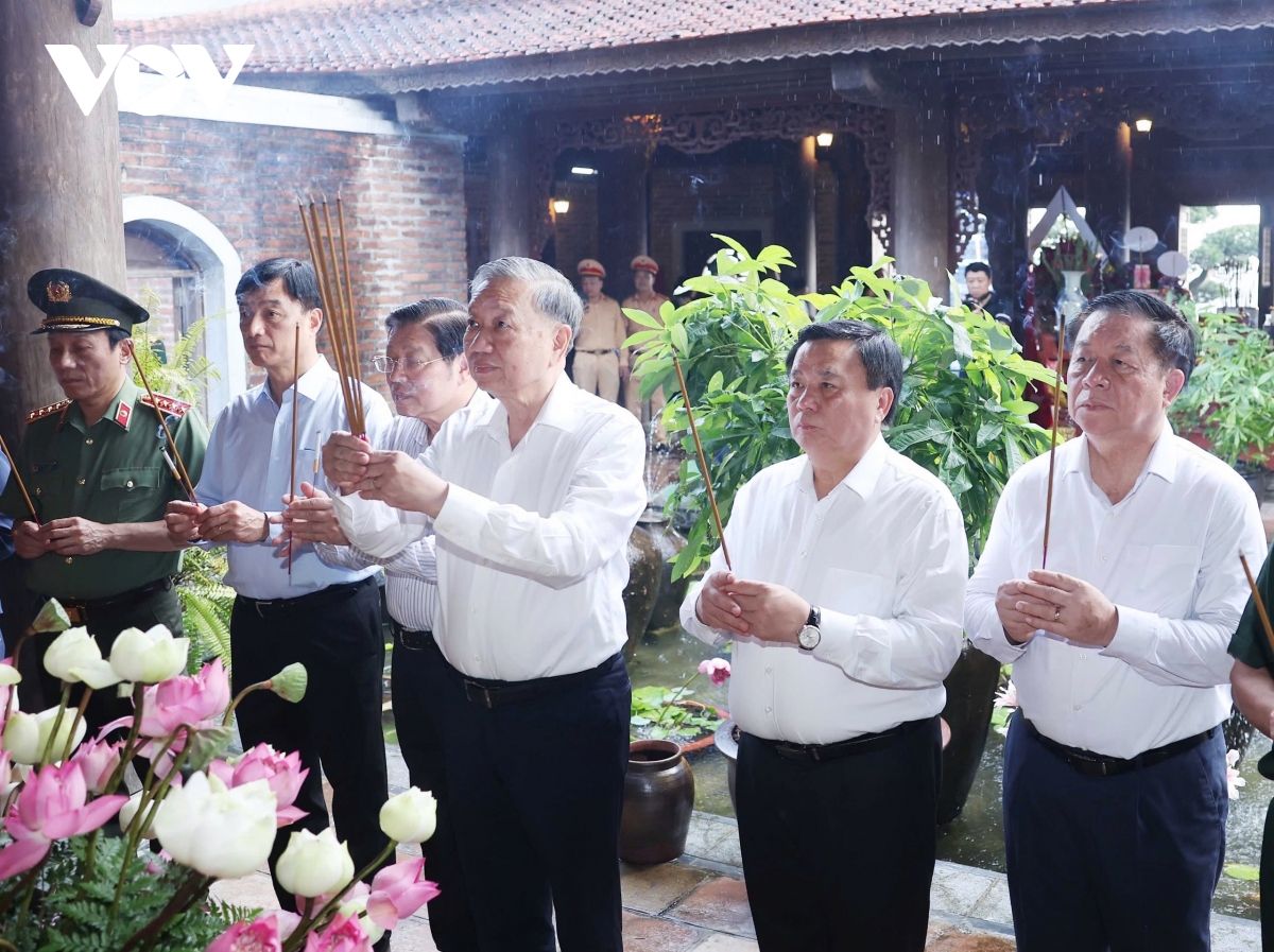 Tổng Bí thư Tô Lâm dâng hương tưởng nhớ Chủ tịch Hồ Chí Minh tại Nghệ An
