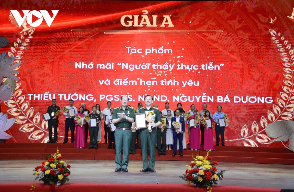 trao giai cuoc thi bao chi toa sang hao khi cach mang thang tam hinh anh 1