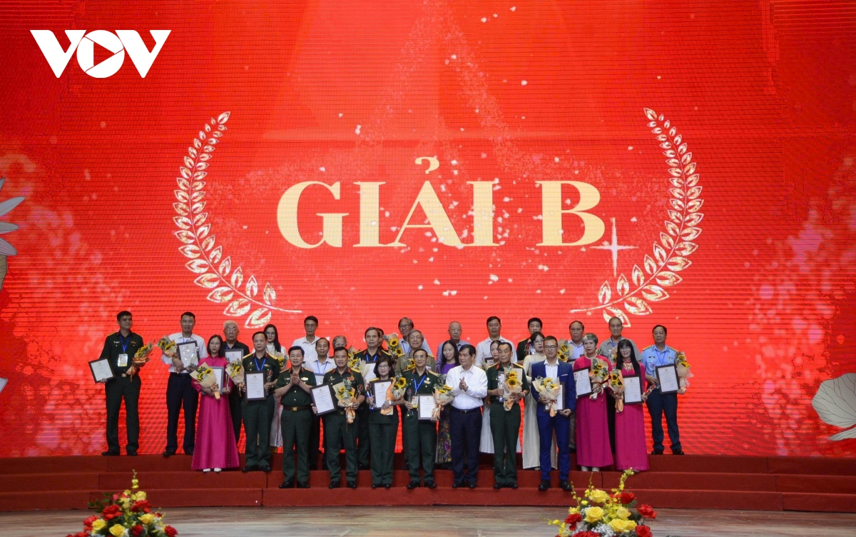 trao giai cuoc thi bao chi toa sang hao khi cach mang thang tam hinh anh 2