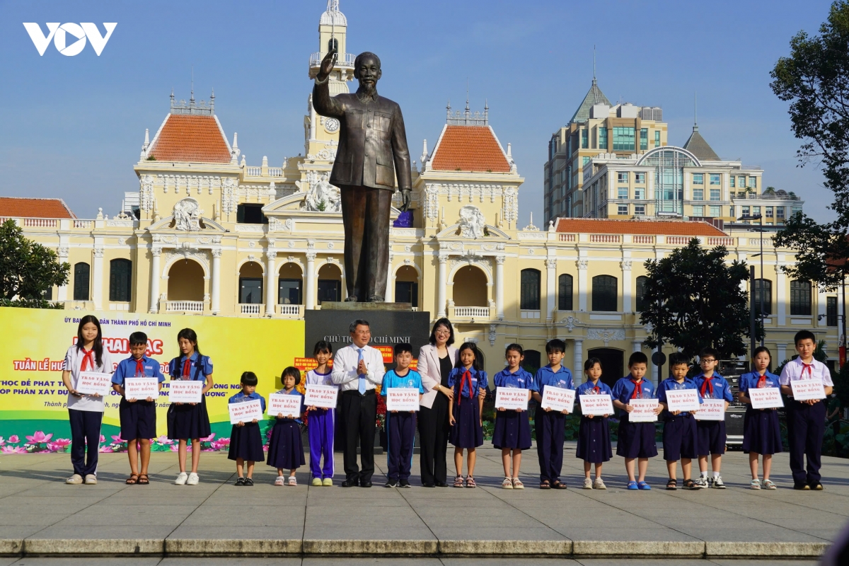 tuan le huong ung hoc tap suot doi o tp.hcm lam chu tri thuc va cong nghe hinh anh 2