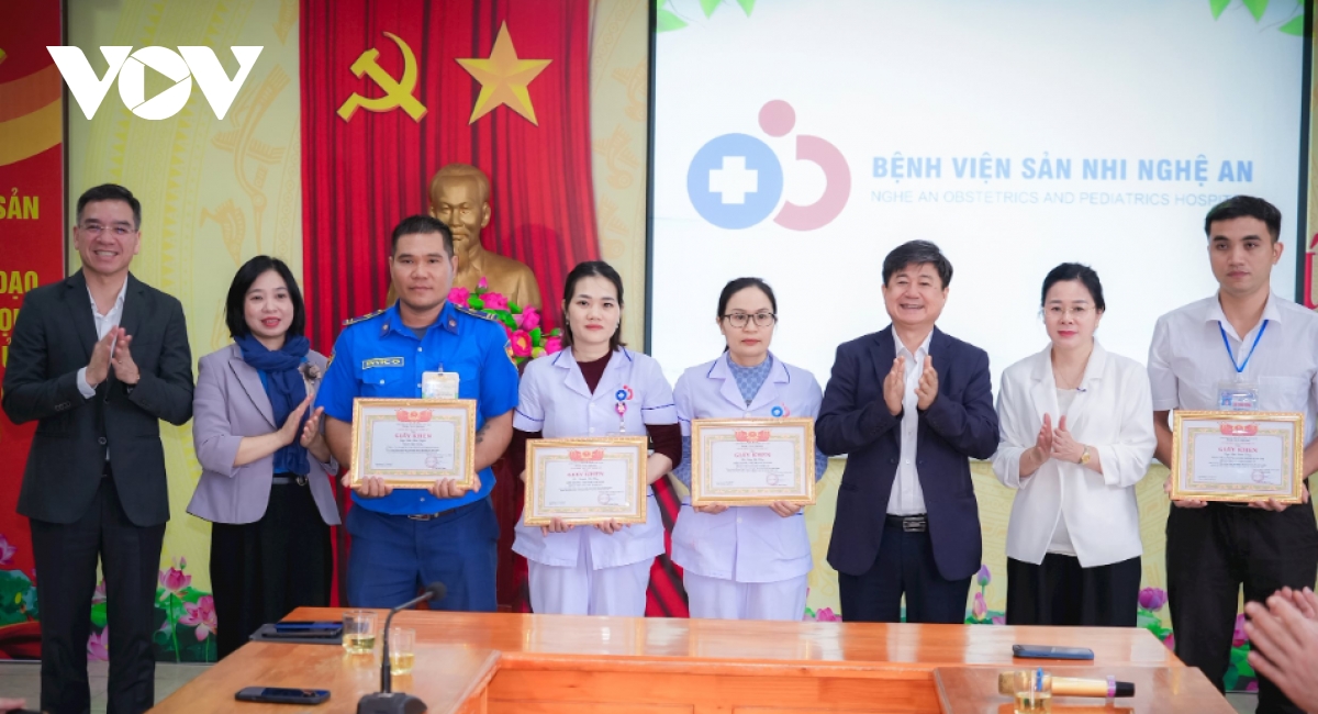 Tuyên dương 8 nhân viên y tế dũng cảm cứu người tại Bệnh viện Sản nhi Nghệ An