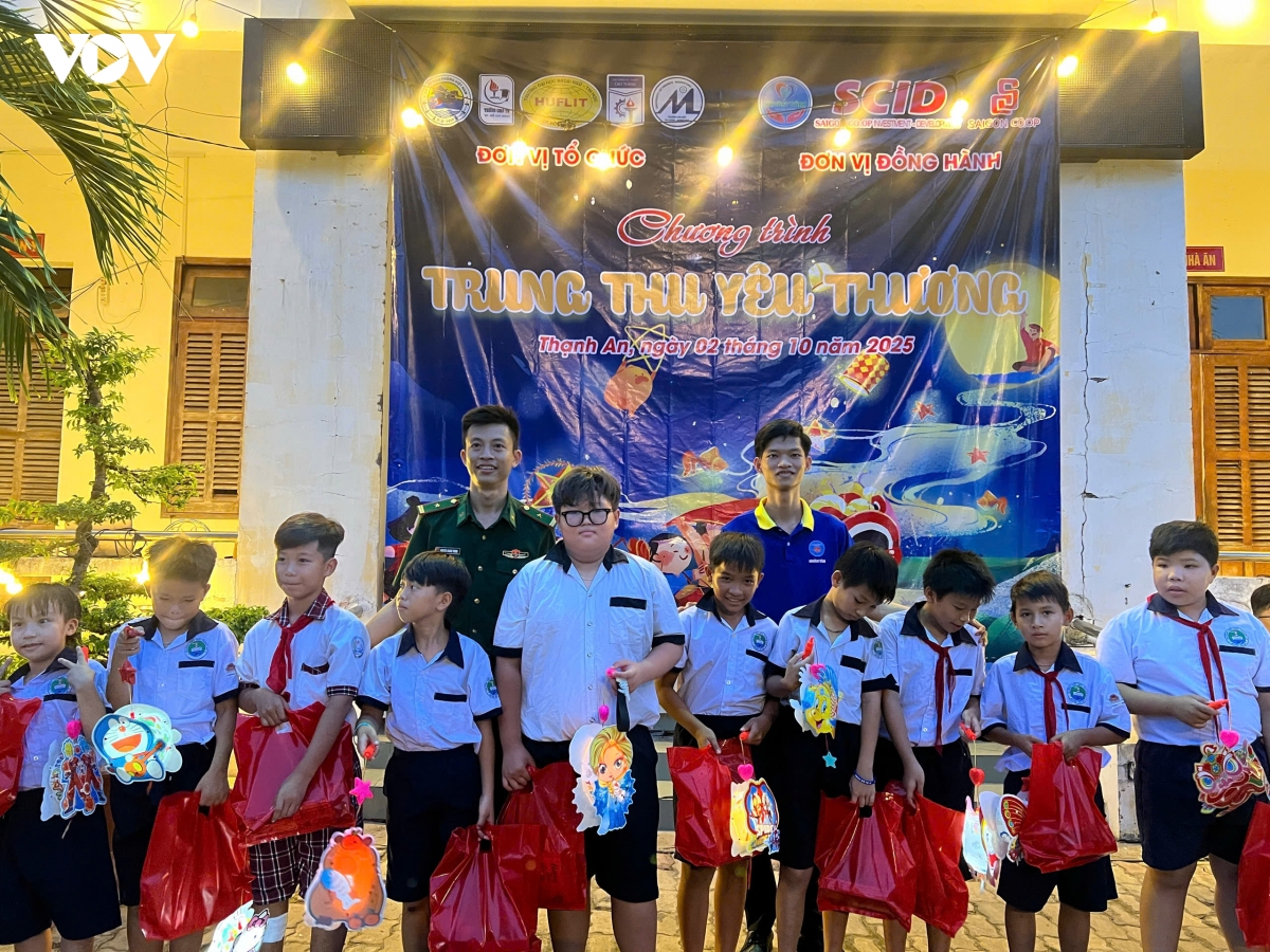 bien phong tphcm trao hon 2000 phan qua trung thu cho tre em khu vuc bien gioi bien hinh anh 1