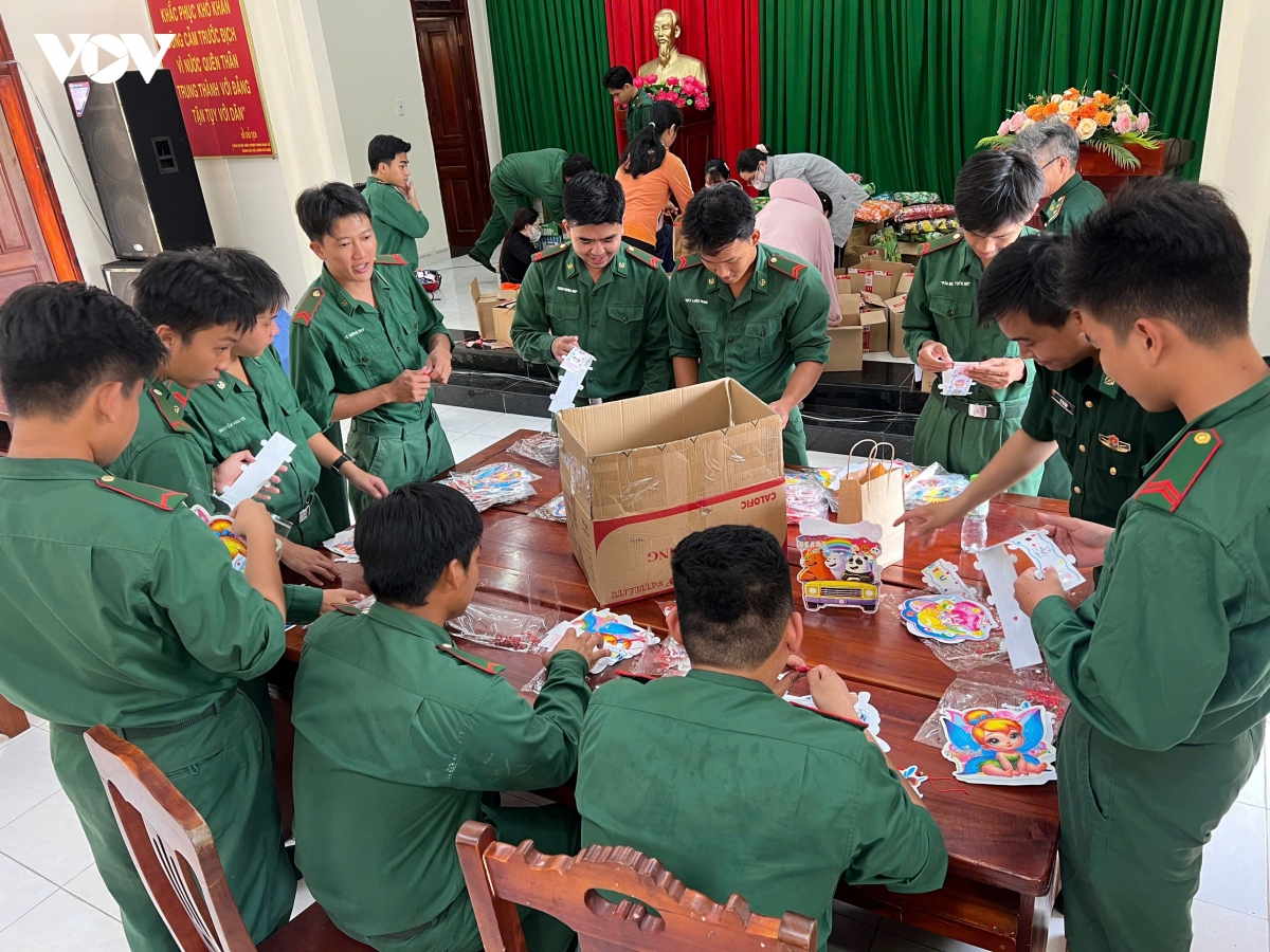 bien phong tphcm trao hon 2000 phan qua trung thu cho tre em khu vuc bien gioi bien hinh anh 2