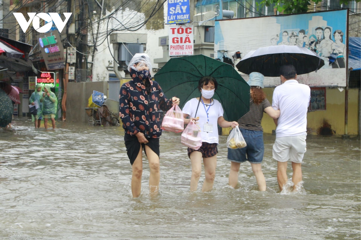 Bệnh nhân ung thư xiêu vẹo trong "biển nước" vào viện kịp giờ xạ trị