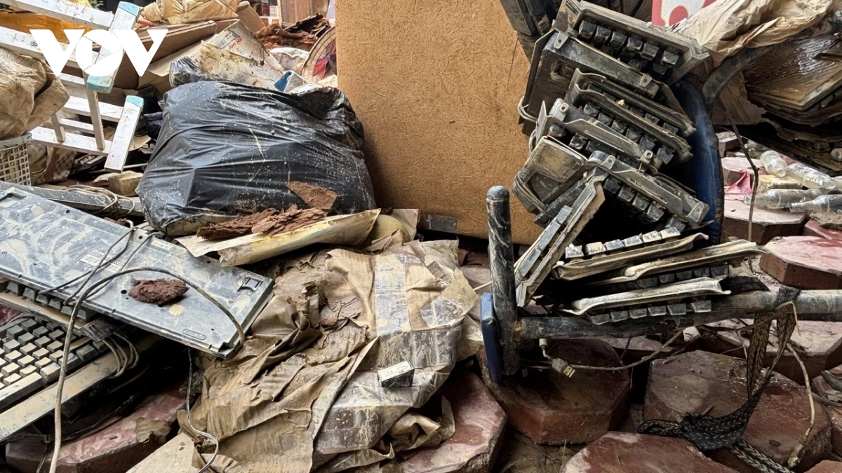 “Cả đời tôi tích cóp, giờ mất trắng do nước lũ rồi”