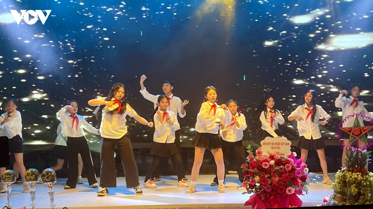 vui tet trung thu cho tre em viet nam tai cong hoa sec hinh anh 2