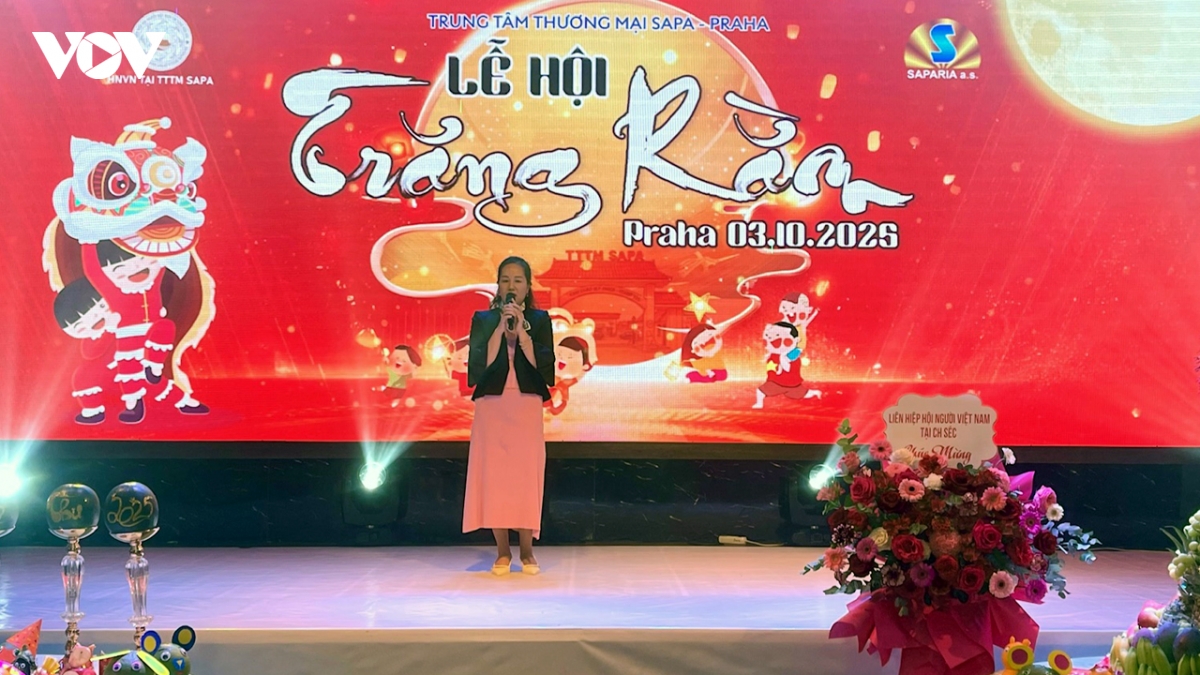 vui tet trung thu cho tre em viet nam tai cong hoa sec hinh anh 1