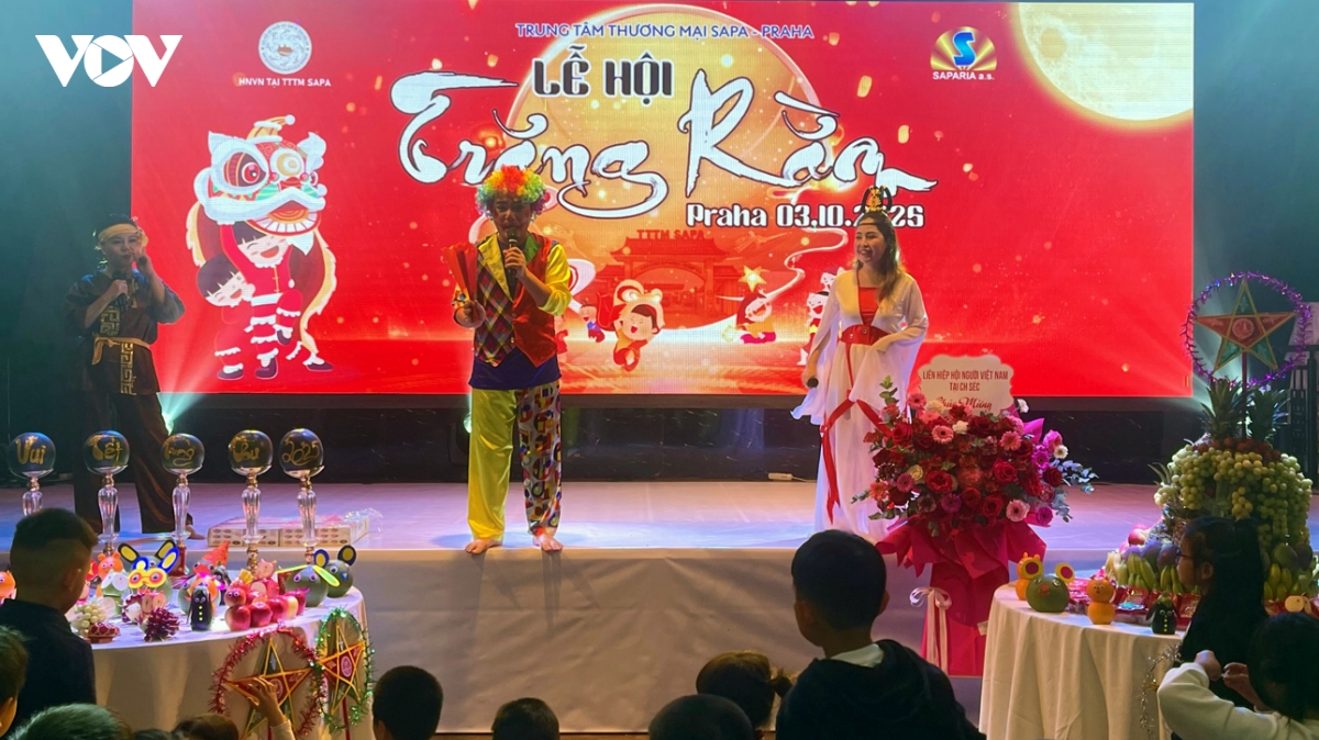 vui tet trung thu cho tre em viet nam tai cong hoa sec hinh anh 3