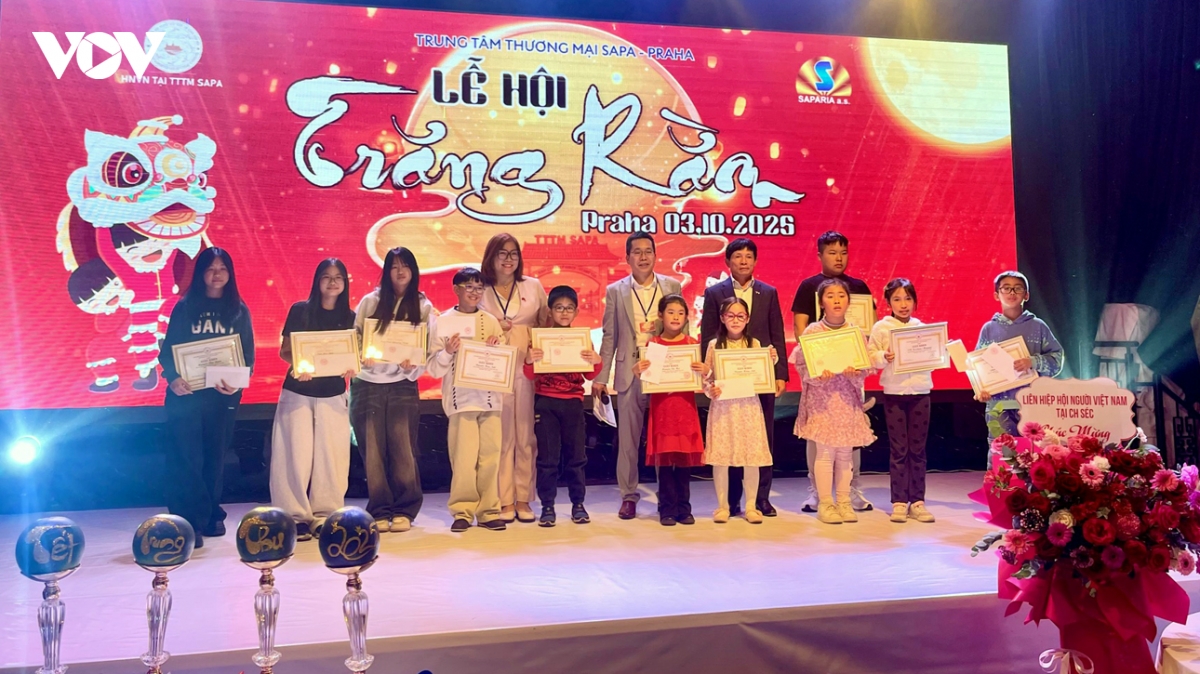 vui tet trung thu cho tre em viet nam tai cong hoa sec hinh anh 4