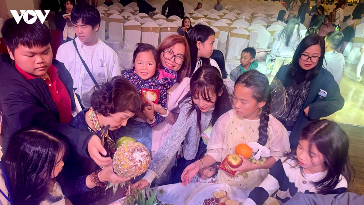 vui tet trung thu cho tre em viet nam tai cong hoa sec hinh anh 5