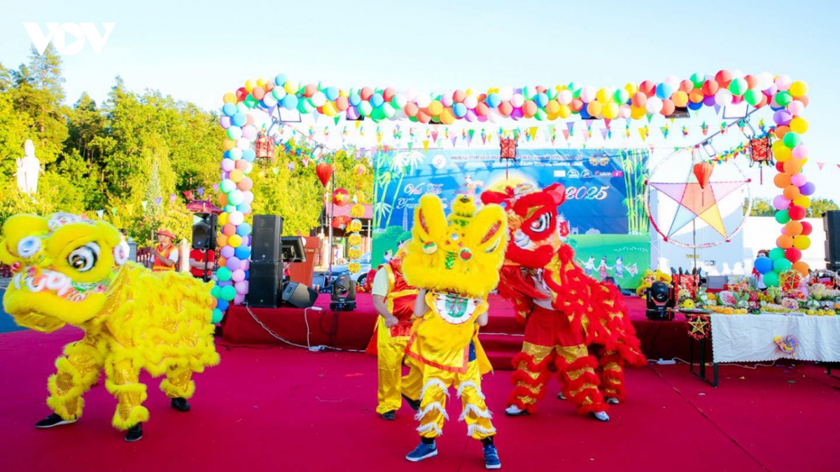 vui tet trung thu cho tre em viet nam tai cong hoa sec hinh anh 6