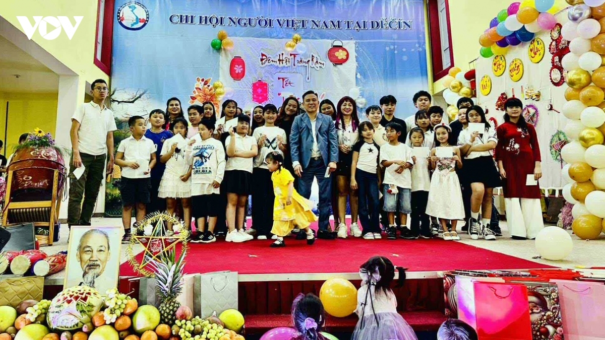 vui tet trung thu cho tre em viet nam tai cong hoa sec hinh anh 7