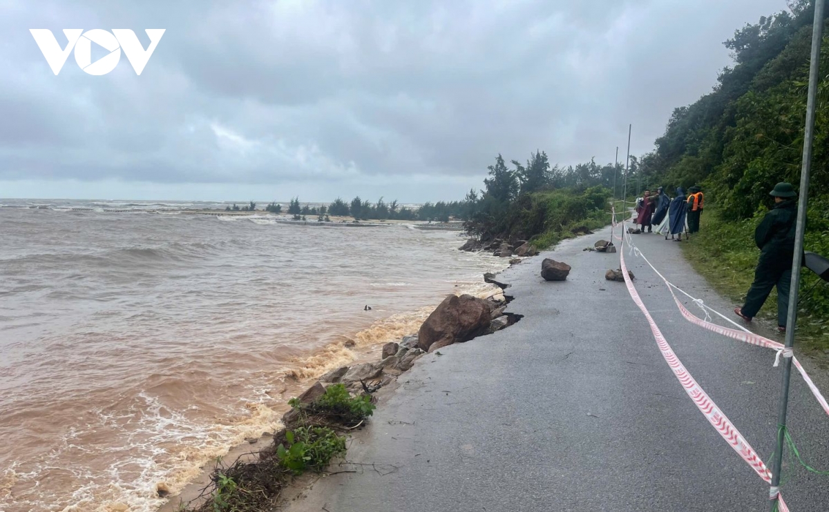 Mưa lớn gây sạt lở, chia cắt giao thông và nguy cơ ngập lụt tại Huế, Đà Nẵng