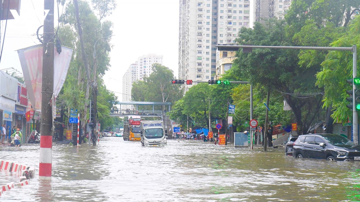 cau vuot pham tu - xa la thi cong rua bo ngay nang un tac, mua ngap sau hinh anh 1