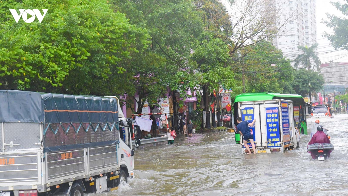 cau vuot pham tu - xa la thi cong rua bo ngay nang un tac, mua ngap sau hinh anh 9