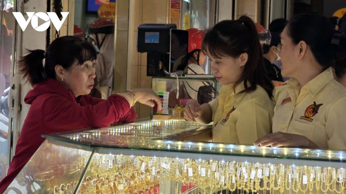 gia vang hom nay 17 10 vang mieng sjc tang tiep 300.000 dong luong hinh anh 1