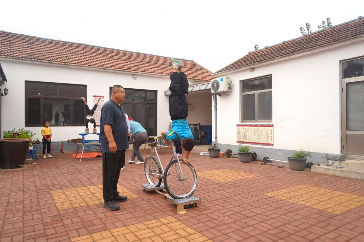 Gánh xiếc gia đình ở Ngô Kiều, Trung Quốc