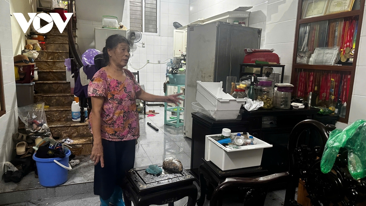 Úng ngập 1 đêm, dân ngõ 39 Tứ Liên thiếu cả nước sạch đánh răng