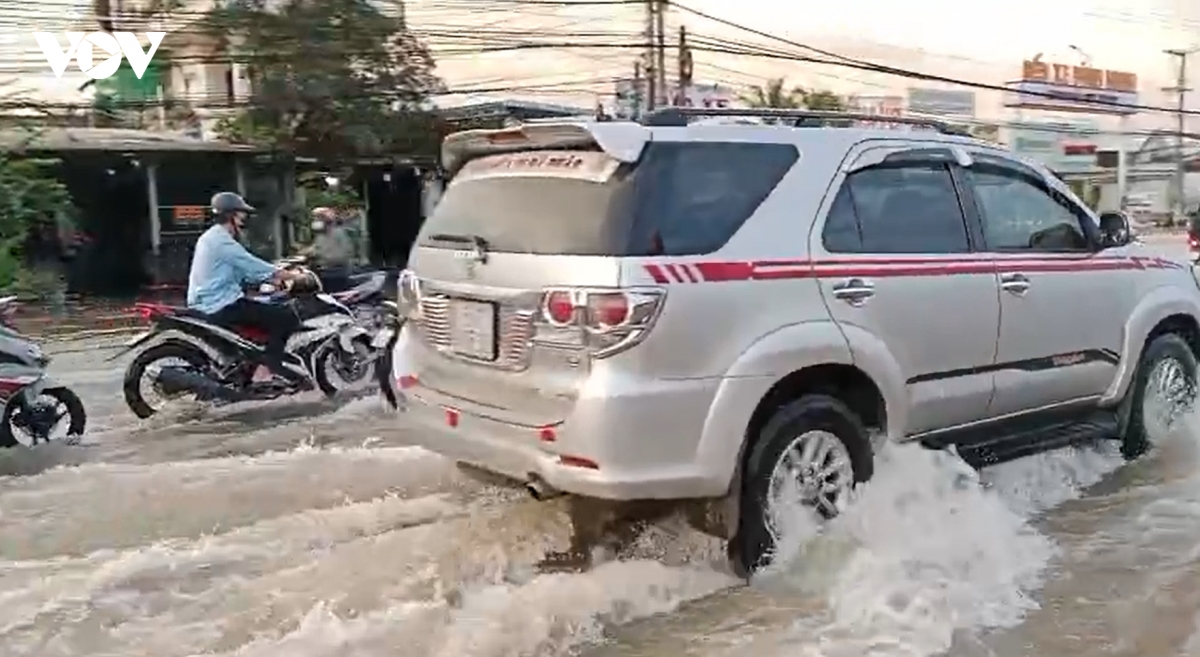 trieu cuong dang cao, hang loat tuyen duong o vinh long ngap sau hinh anh 1