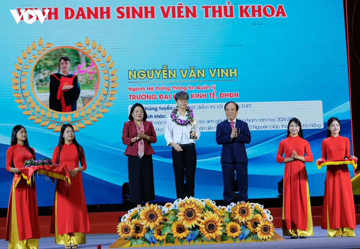 Dai hoc Da nang trao hoc bong nang buoc sinh vien hinh anh 1
