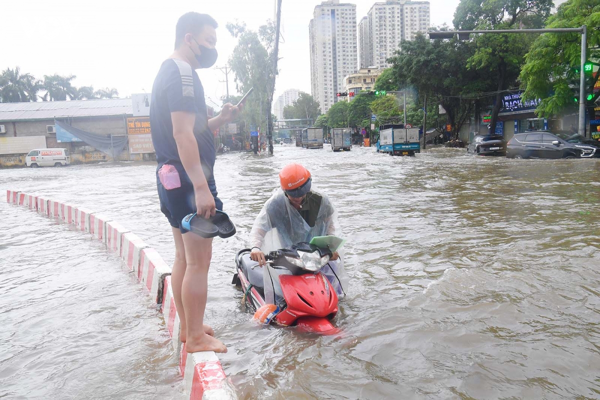 cau vuot pham tu - xa la thi cong rua bo ngay nang un tac, mua ngap sau hinh anh 7