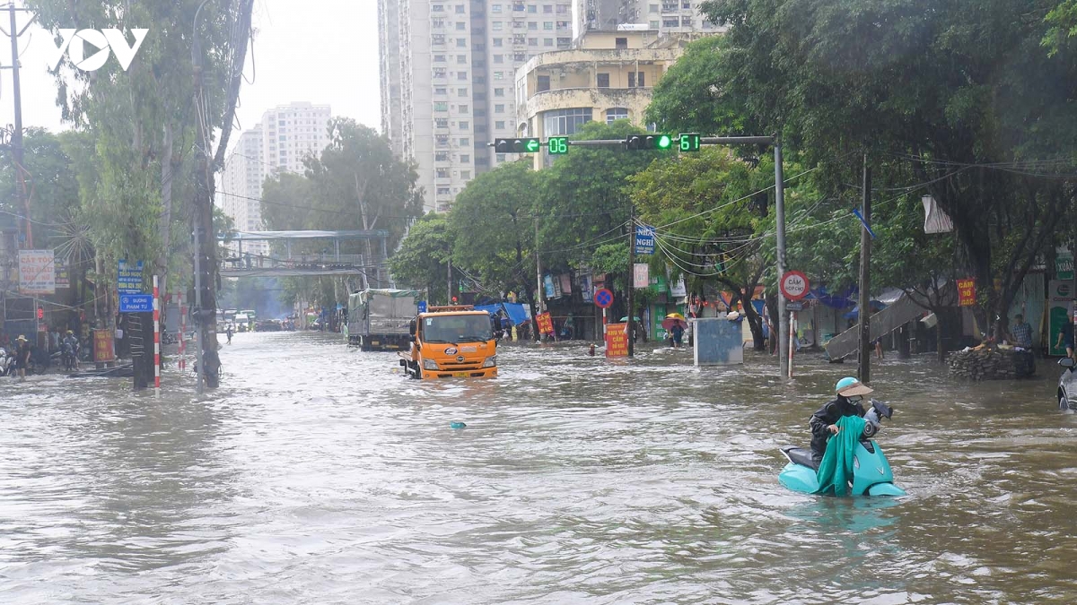 cau vuot pham tu - xa la thi cong rua bo ngay nang un tac, mua ngap sau hinh anh 2