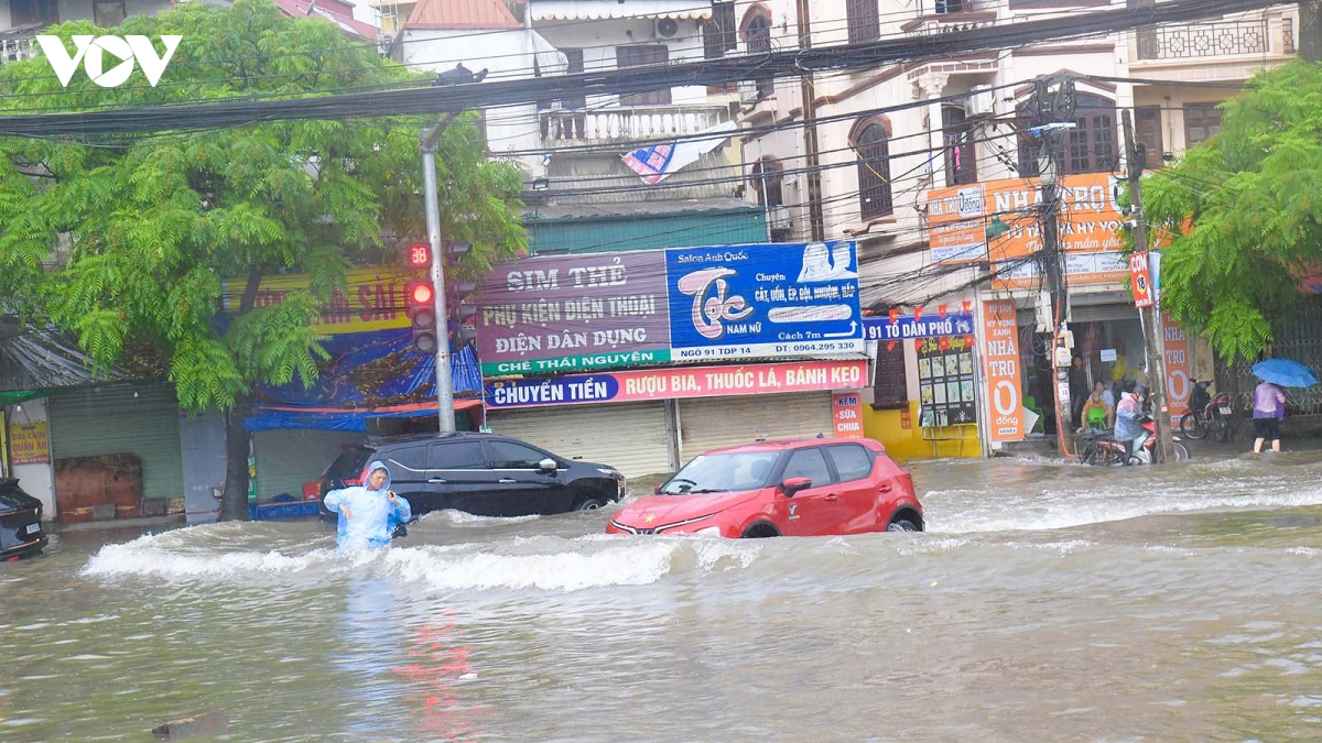 cau vuot pham tu - xa la thi cong rua bo ngay nang un tac, mua ngap sau hinh anh 3