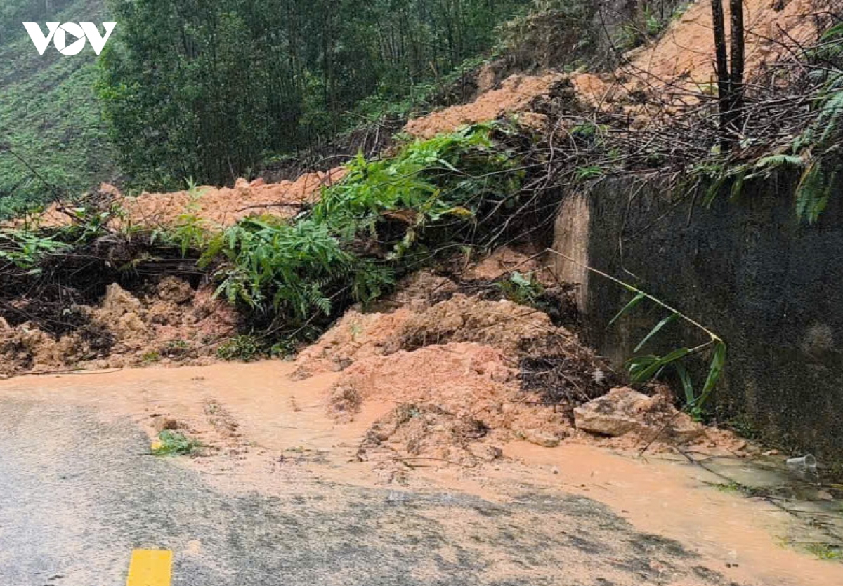 Da nang mua lu lam 6 nguoi chet, 10 xa bi co lap hinh anh 3