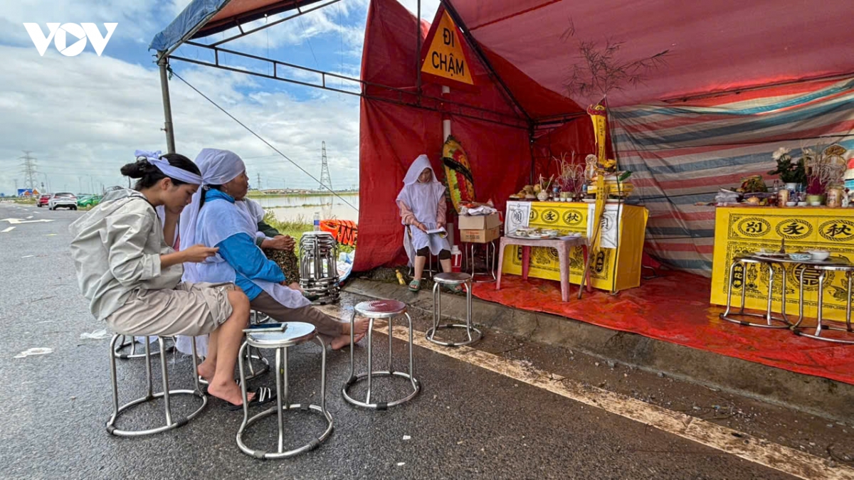  me oi, con oi hay ve di tieng khoc nghen giua vung lu nong cong hinh anh 2