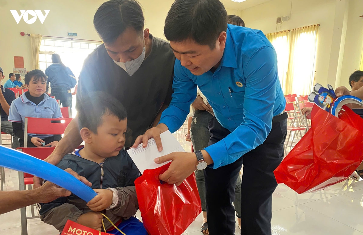 mang trung thu den tan giuong benh cho con cong nhan kho khan o tp.hcm hinh anh 3
