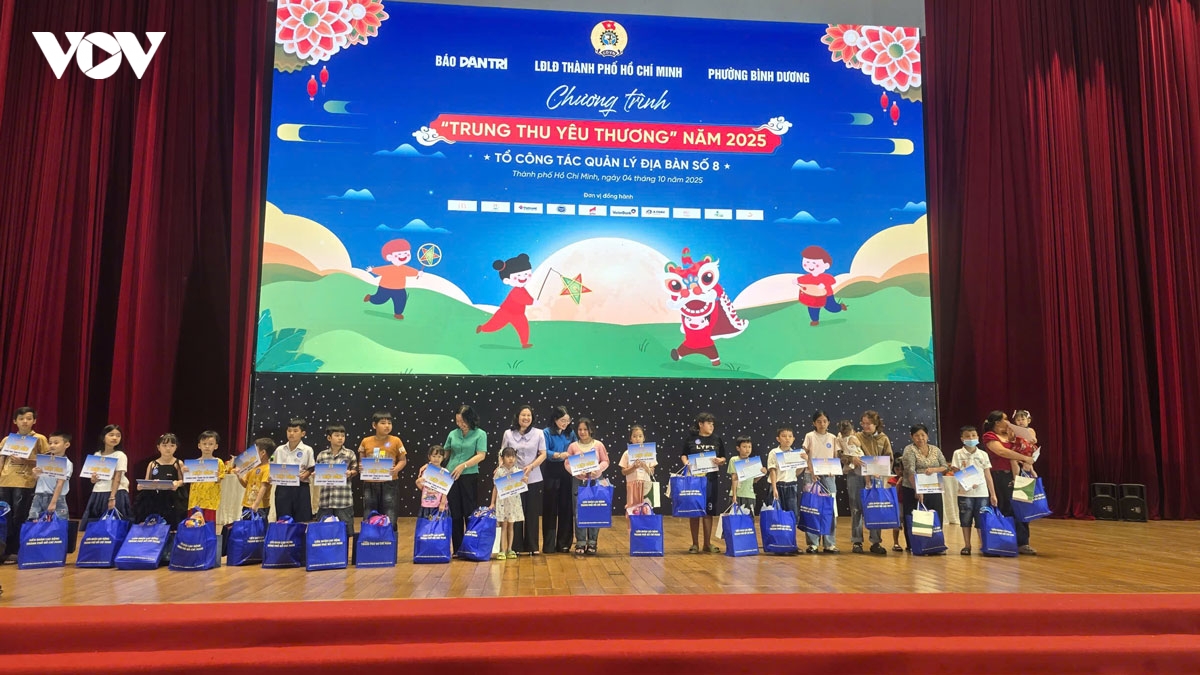 mang trung thu den tan giuong benh cho con cong nhan kho khan o tp.hcm hinh anh 2