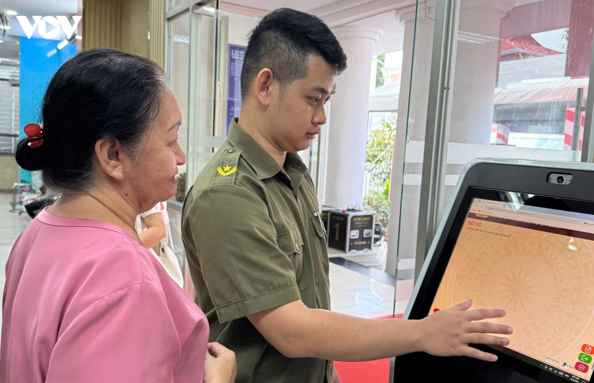 nguoi dan tp.hcm hai long voi bo phan mot cua cong an phuong hinh anh 7