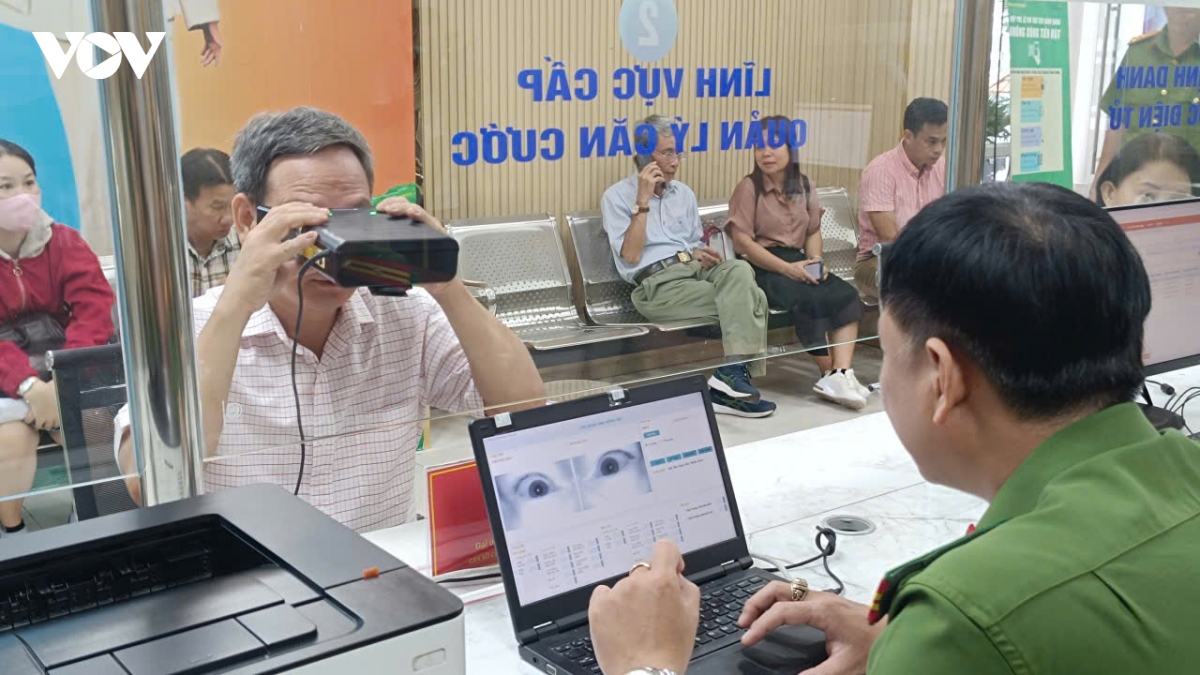 nguoi dan tp.hcm hai long voi bo phan mot cua cong an phuong hinh anh 8
