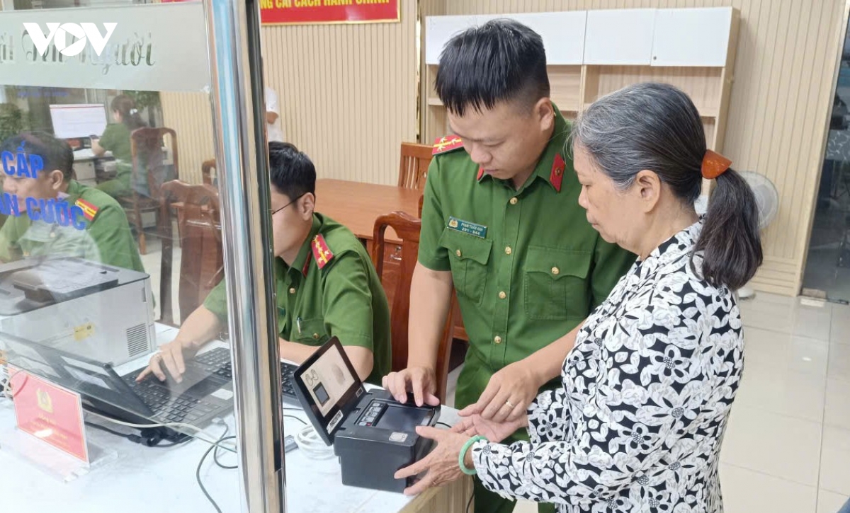 nguoi dan tp.hcm hai long voi bo phan mot cua cong an phuong hinh anh 9