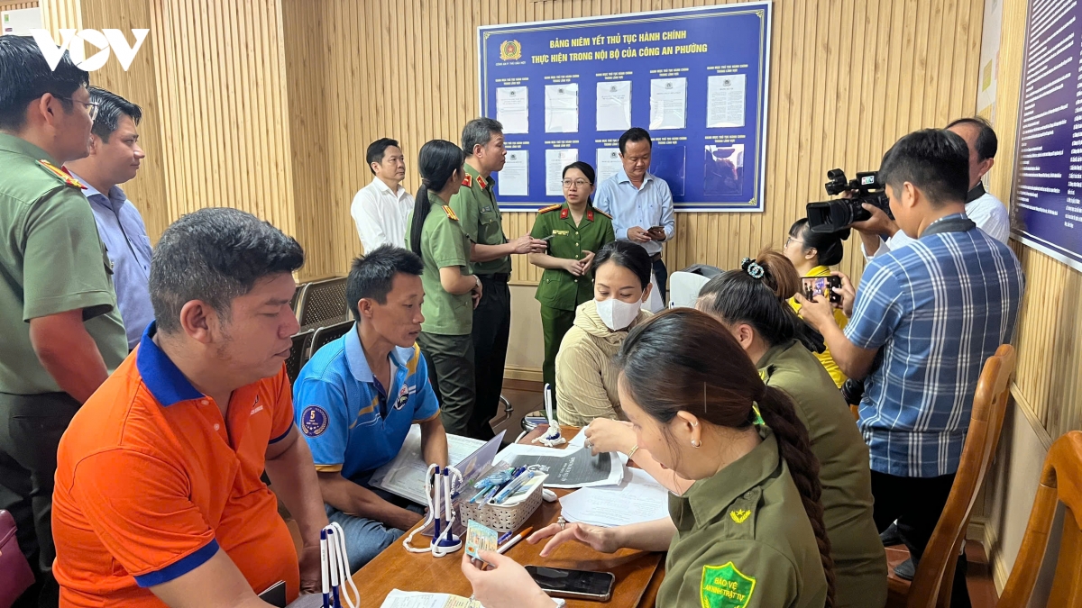nguoi dan tp.hcm hai long voi bo phan mot cua cong an phuong hinh anh 5