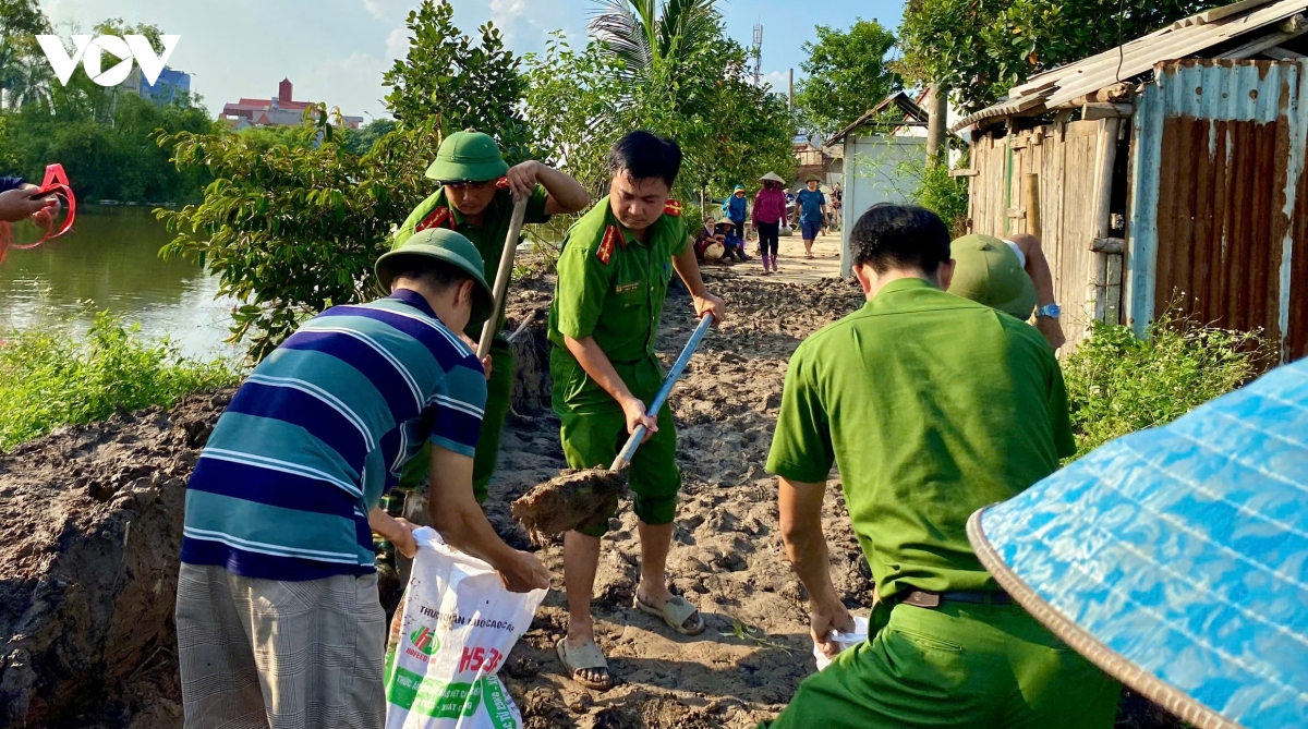 cong an ha noi huy dong toi da cuu tro nguoi dan vung ngap lut hinh anh 8