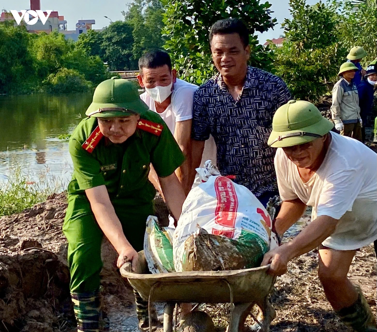 cong an ha noi huy dong toi da cuu tro nguoi dan vung ngap lut hinh anh 7