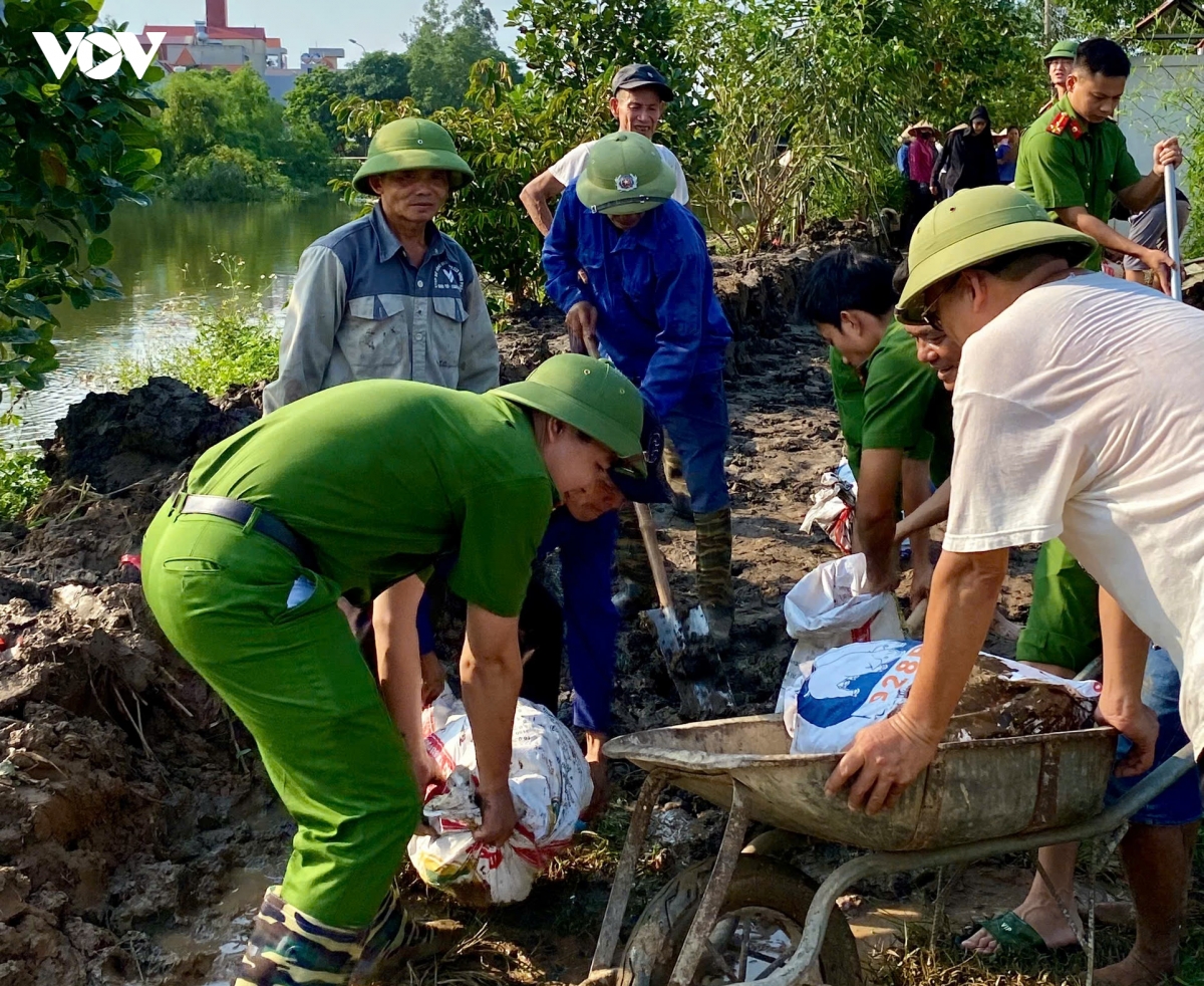 cong an ha noi huy dong toi da cuu tro nguoi dan vung ngap lut hinh anh 6