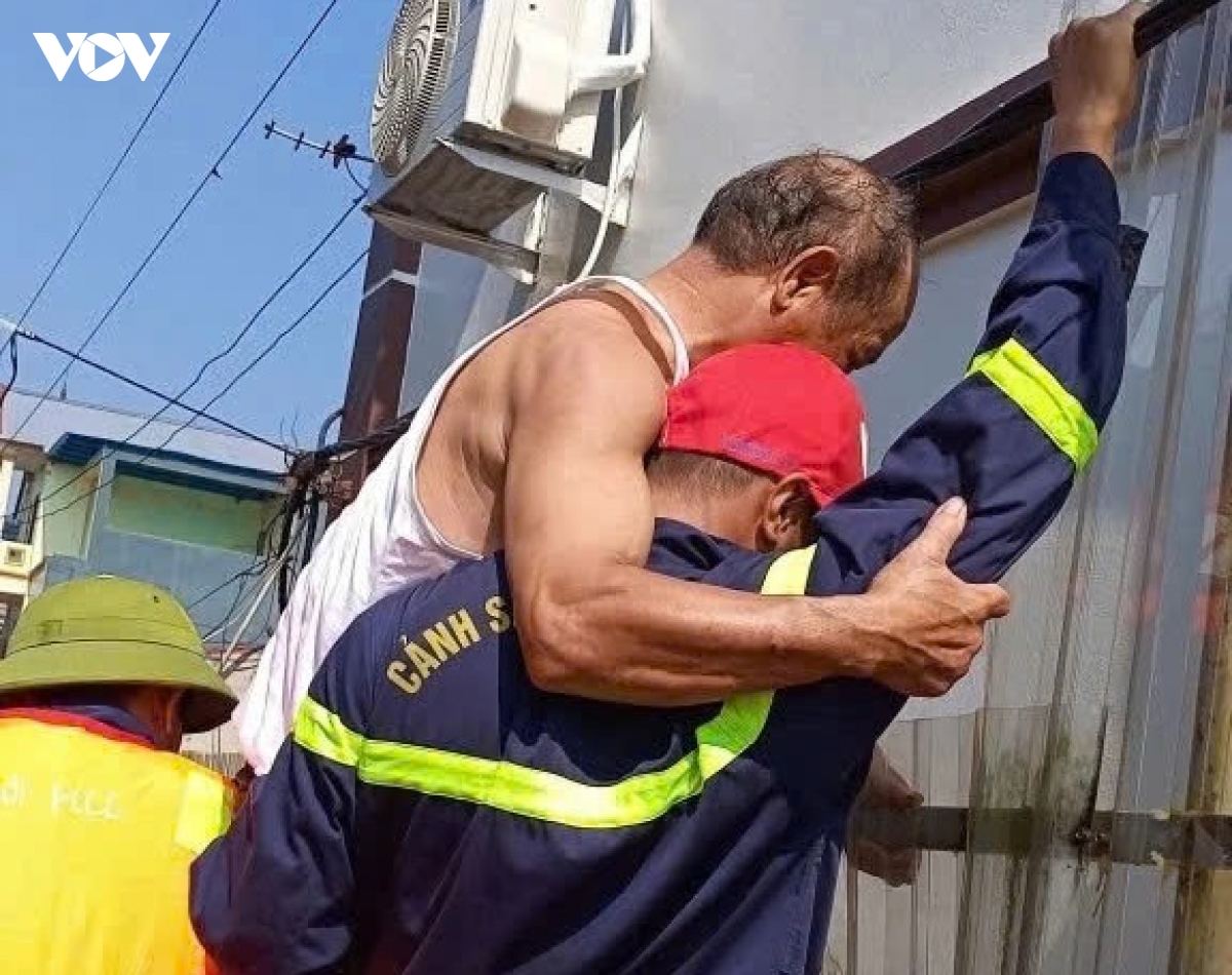 cong an ha noi huy dong toi da cuu tro nguoi dan vung ngap lut hinh anh 4