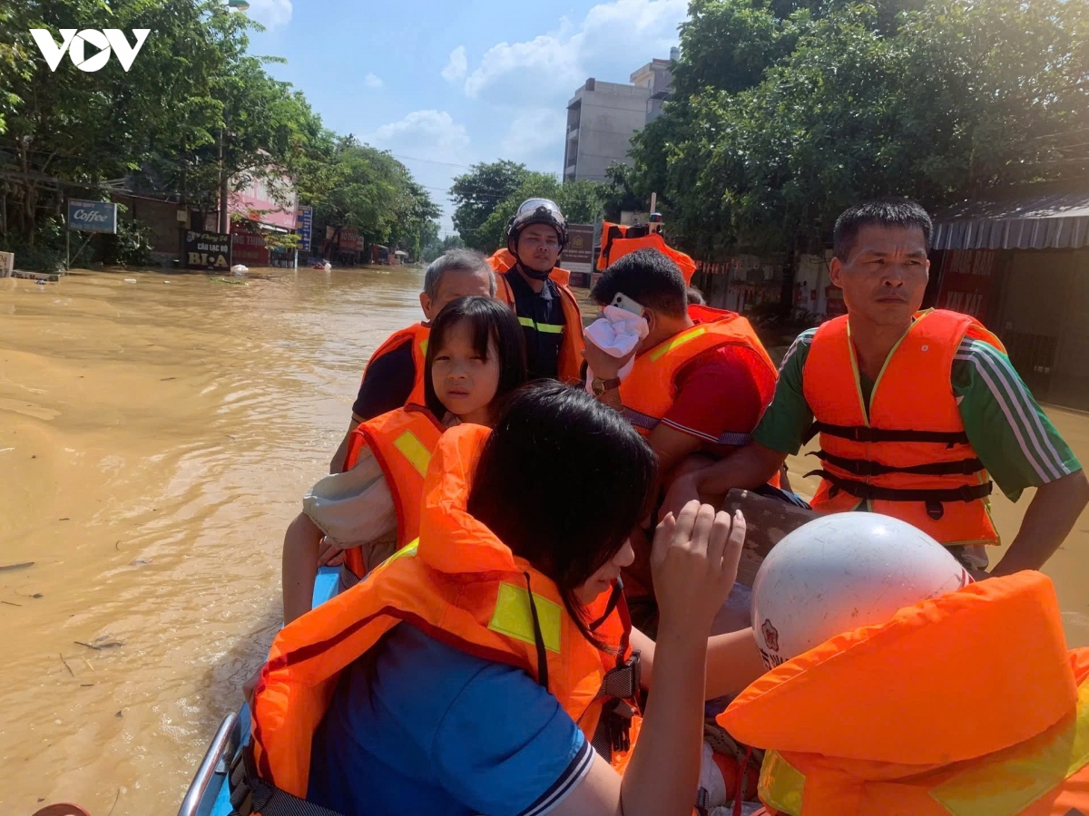cong an ha noi huy dong toi da cuu tro nguoi dan vung ngap lut hinh anh 2