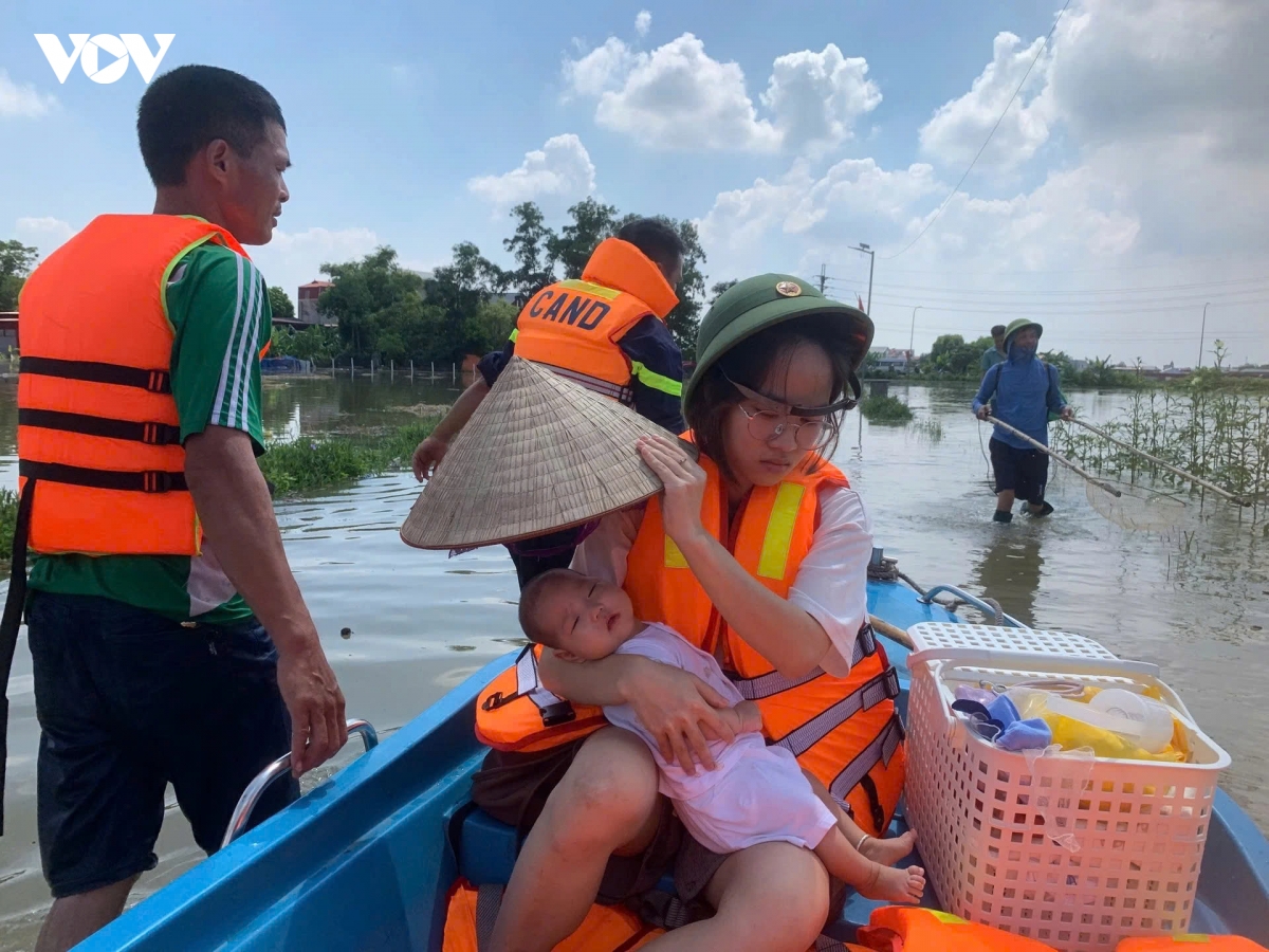 cong an ha noi huy dong toi da cuu tro nguoi dan vung ngap lut hinh anh 3