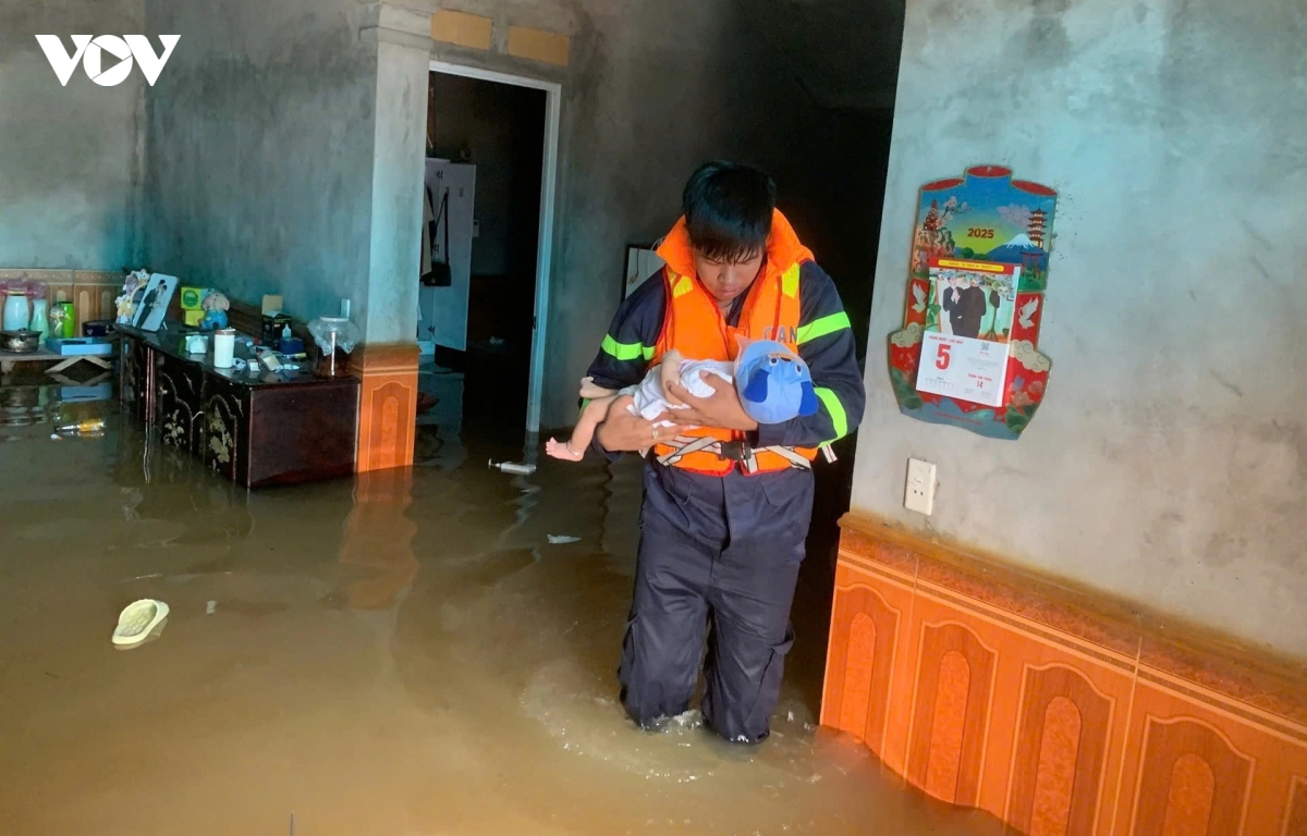 cong an ha noi huy dong toi da cuu tro nguoi dan vung ngap lut hinh anh 1