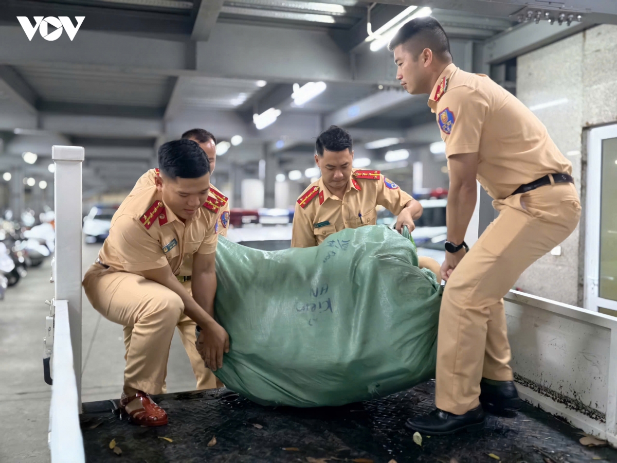 csgt ha noi trao qua cuu tro, don dep giup dan sau khi nuoc lu rut hinh anh 12
