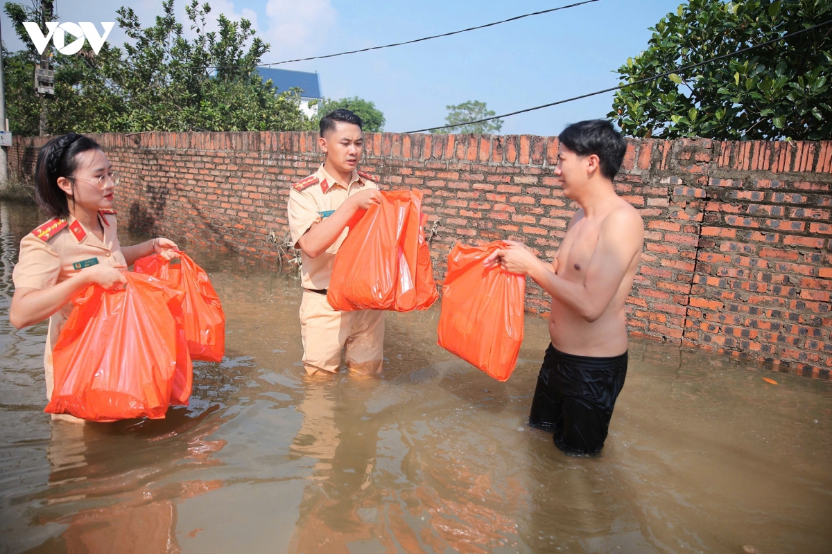 csgt ha noi trao qua cuu tro, don dep giup dan sau khi nuoc lu rut hinh anh 11