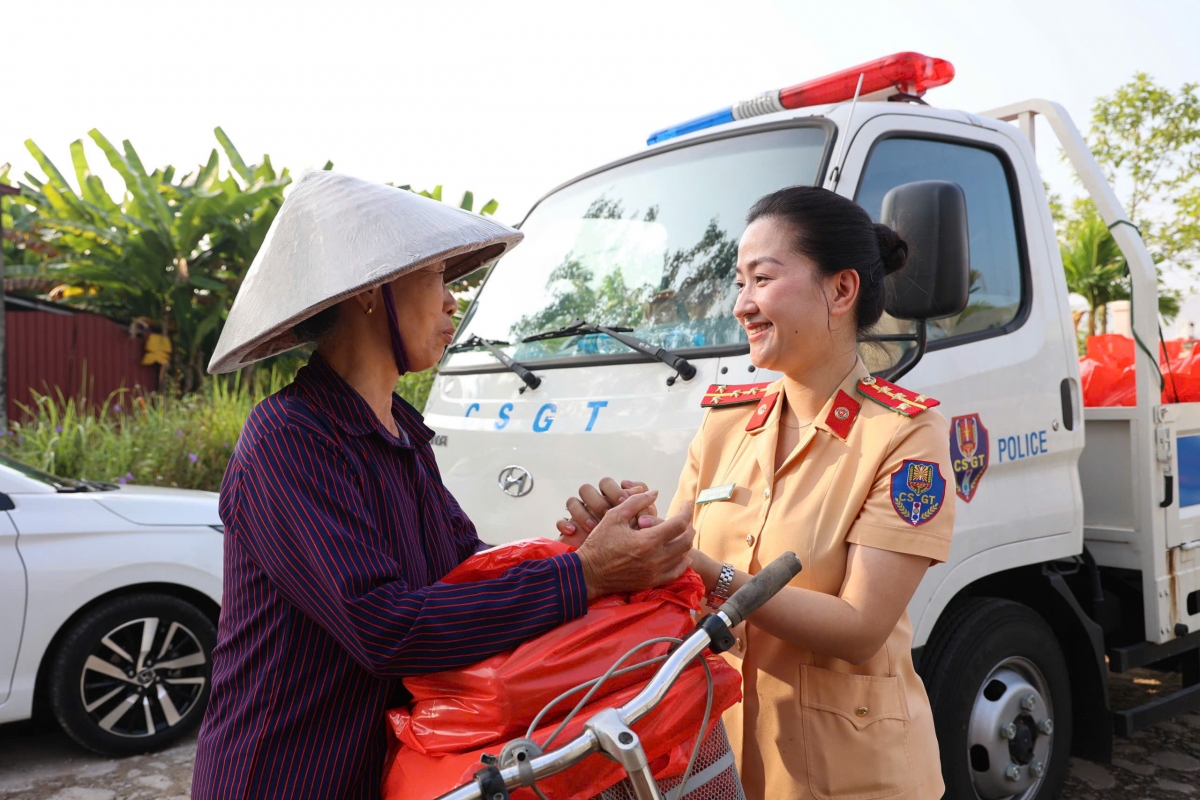 csgt ha noi trao qua cuu tro, don dep giup dan sau khi nuoc lu rut hinh anh 10
