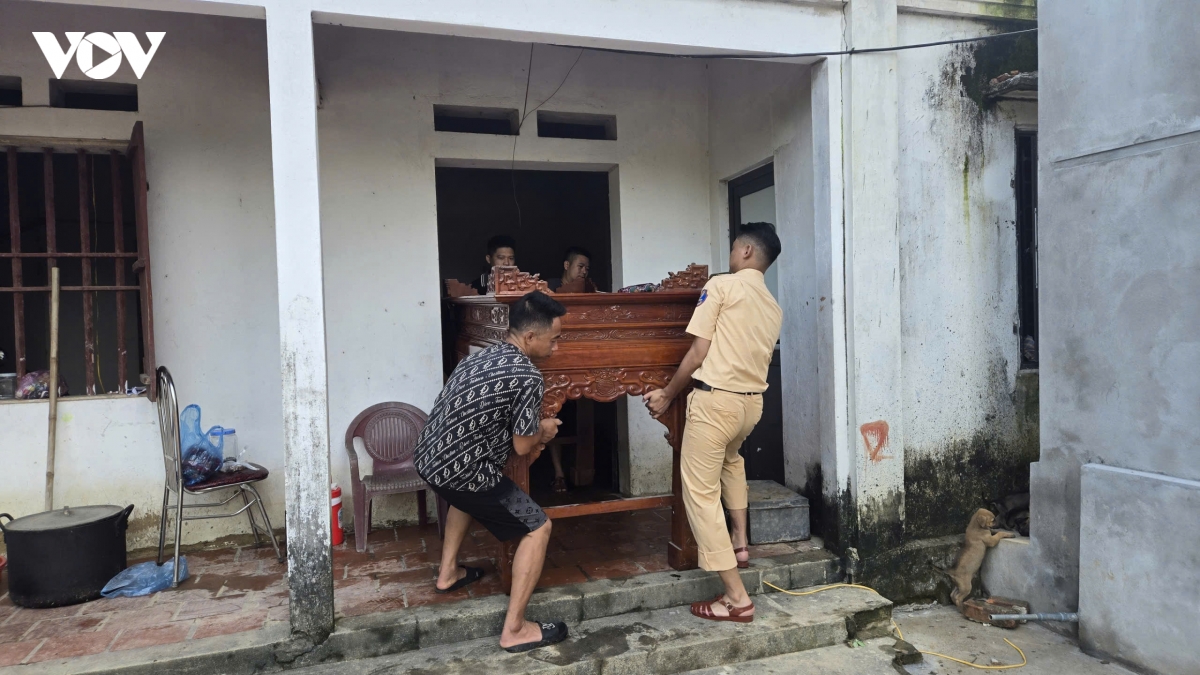 csgt ha noi trao qua cuu tro, don dep giup dan sau khi nuoc lu rut hinh anh 6