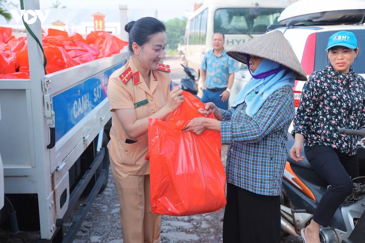 csgt ha noi trao qua cuu tro, don dep giup dan sau khi nuoc lu rut hinh anh 9